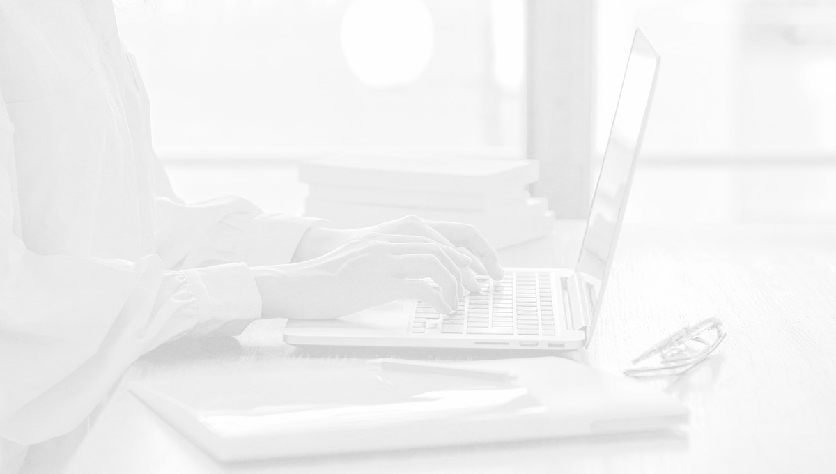 パソコンを使っているスタッフのイメージ